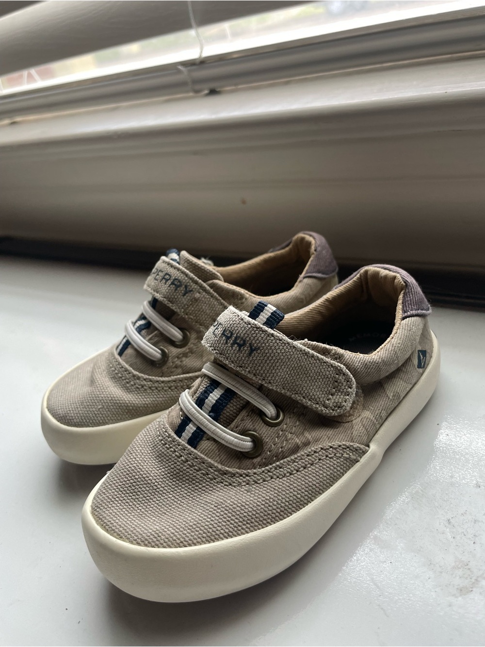 Sperry Kids Tan Canvas Hook-and-Loop Sneakers with Navy Stripe